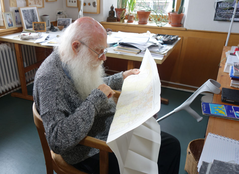 the artist in his library [photo: Lilian Seegers (August 2023)]